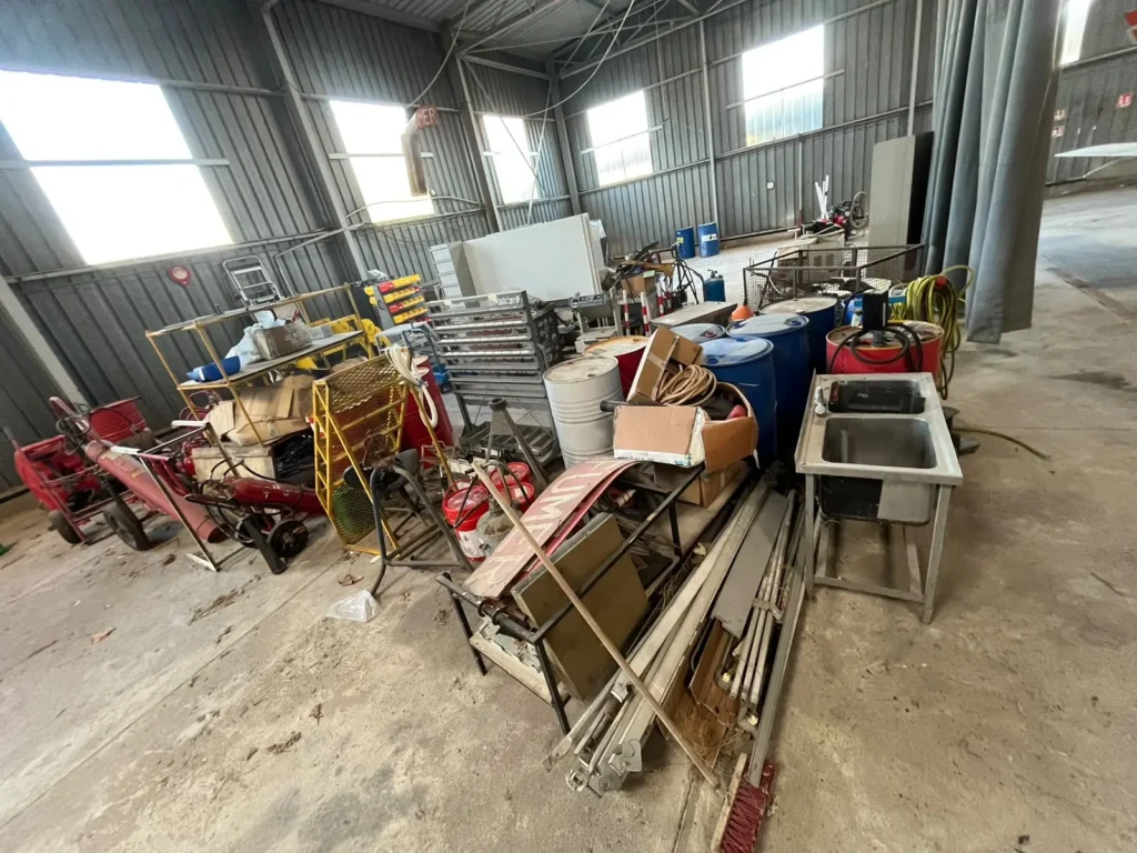 Hangar encombré de matériel avant le débarras d'une école d'aviation à Mauguio