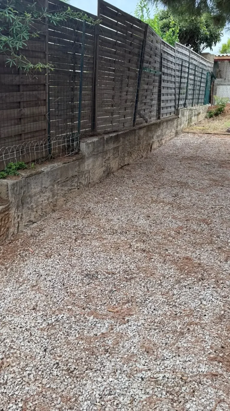 Le même jardin dégagé après l'évacuation du cabanon, à Marseillan