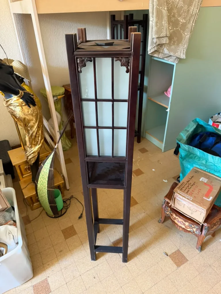 Lampe colonne en bois de style asiatique, récupérée lors d'un débarras