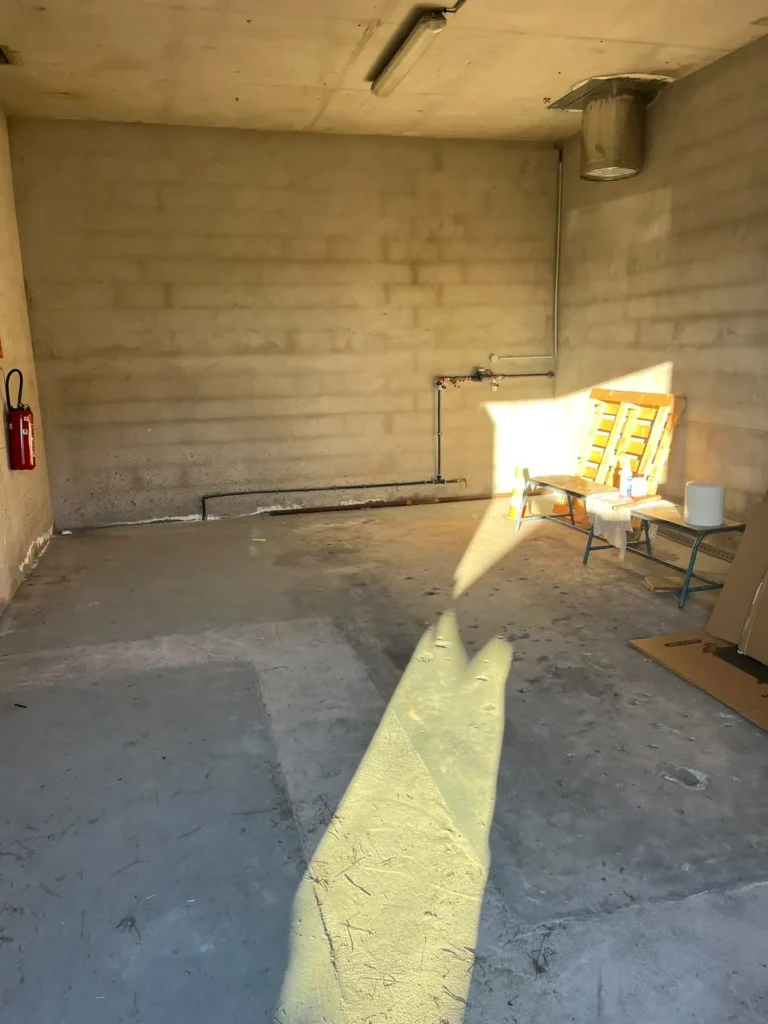 Local vidé après le débarras d'une école d'aviation à Mauguio