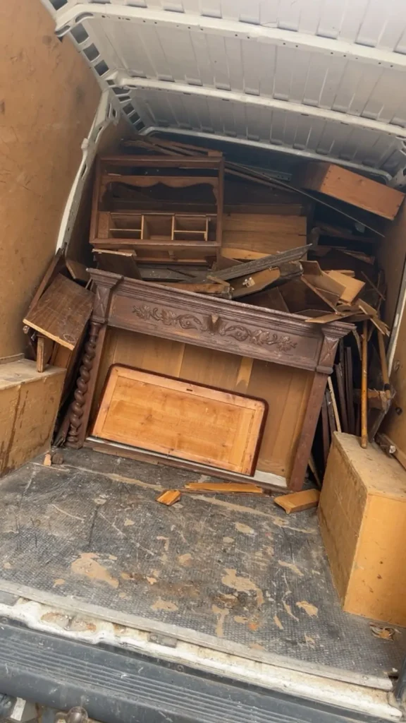 Mobilier ancien chargé dans notre camion lors d'un débarras à Marseillan