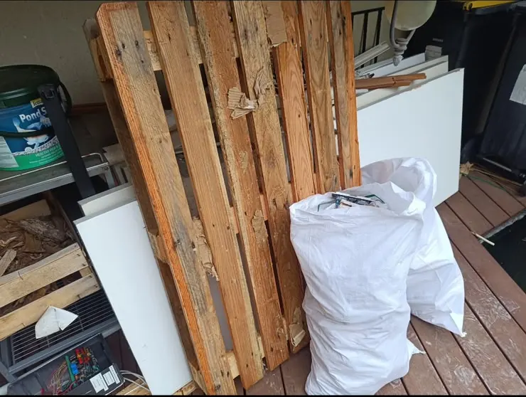 Palettes et sacs de déchets de chantier avant enlèvement, à Sète