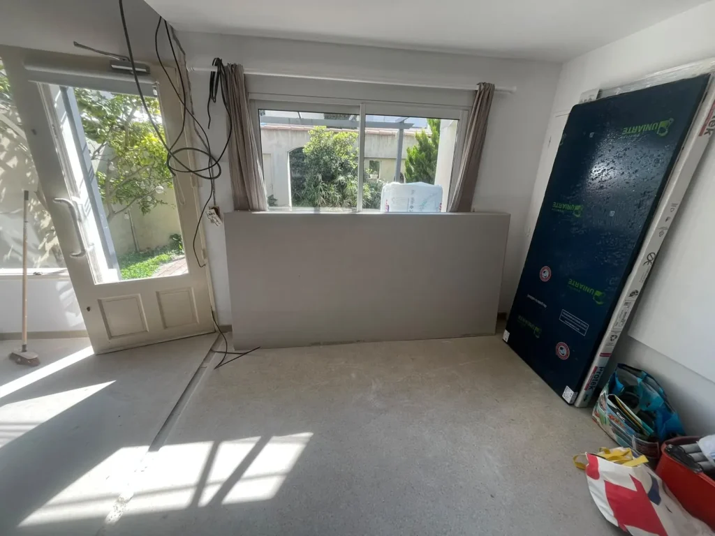 Pièce en fin de rénovation, débarrassée des chutes et des gravats, à Sète