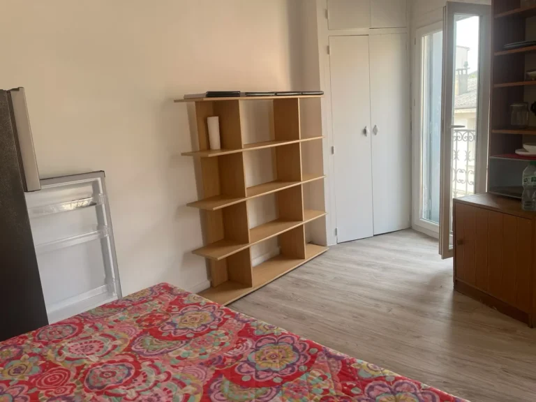Pièce avec étagère et lit avant le débarras d'un appartement du centre-ville de Montpellier