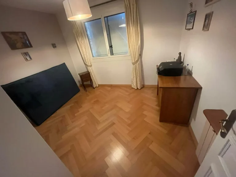 Pièce meublée avant le débarras d'une maison à Lattes