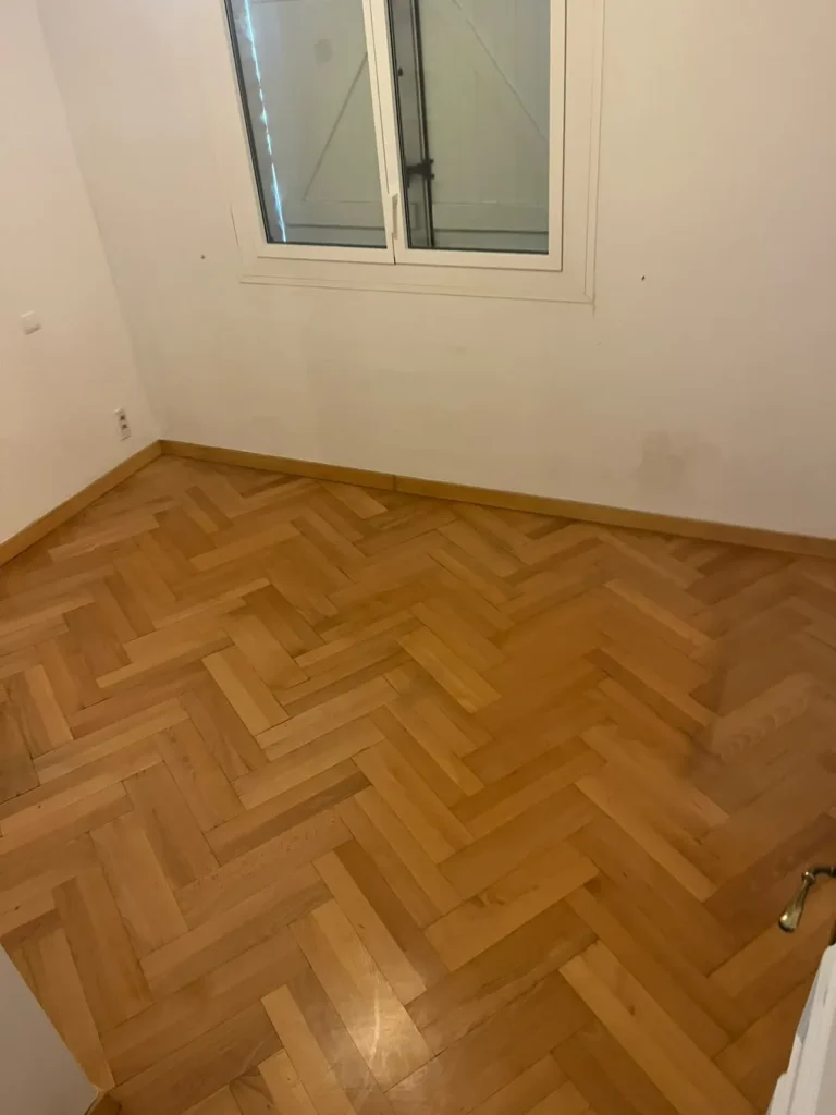 La même pièce vidée, parquet dégagé, après le débarras d'une maison à Lattes