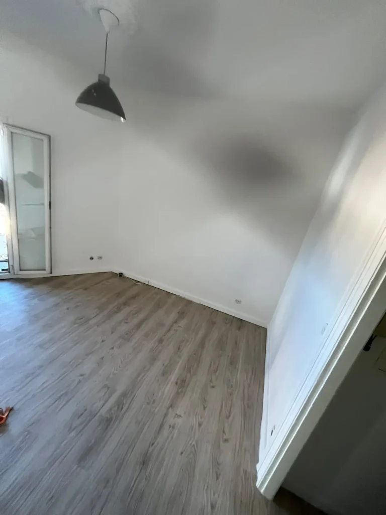 La même pièce vidée après le débarras, dans le centre-ville de Montpellier