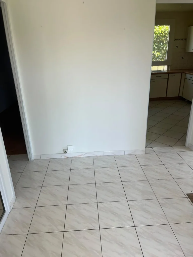 Pièce vidée après le débarras d'une maison à Lattes