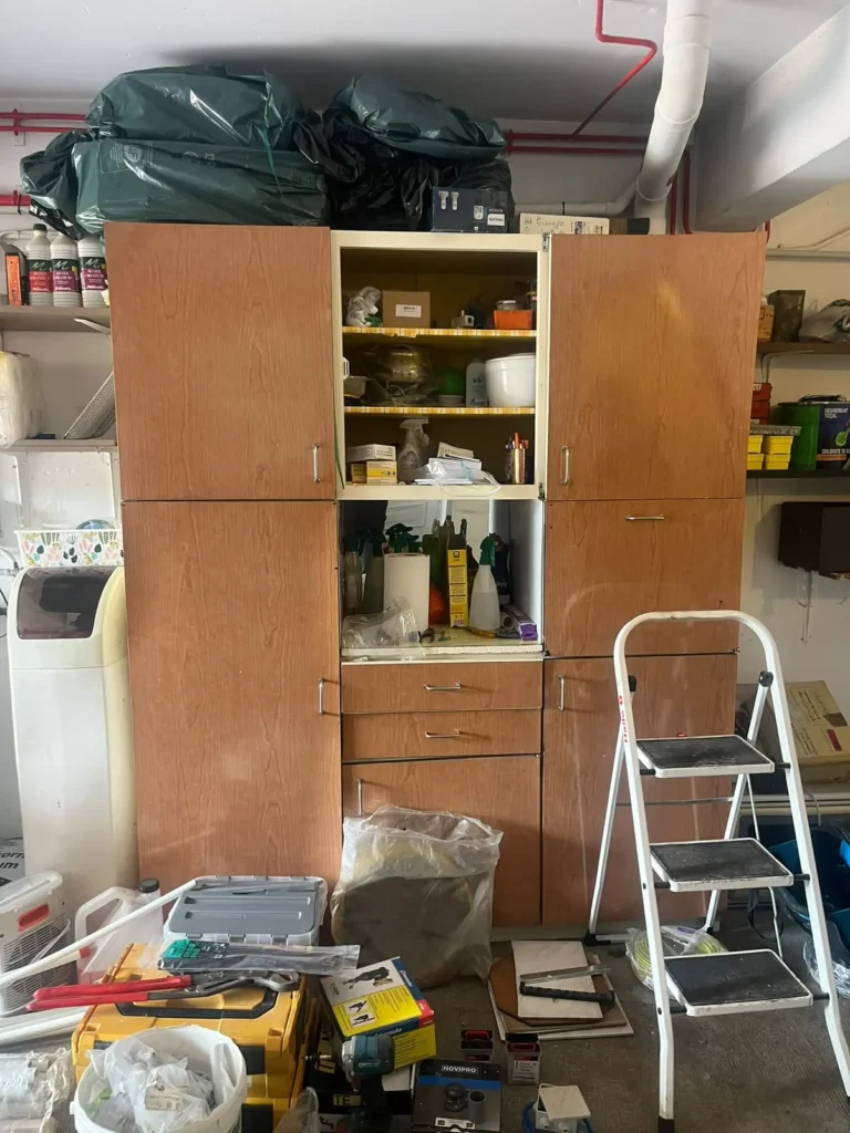 Placard, outillage et produits de bricolage à trier lors du débarras d'une maison à Lattes