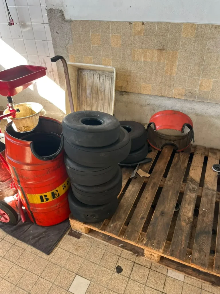 Pneus, palette et fûts à évacuer lors du débarras d'une école d'aviation à Mauguio