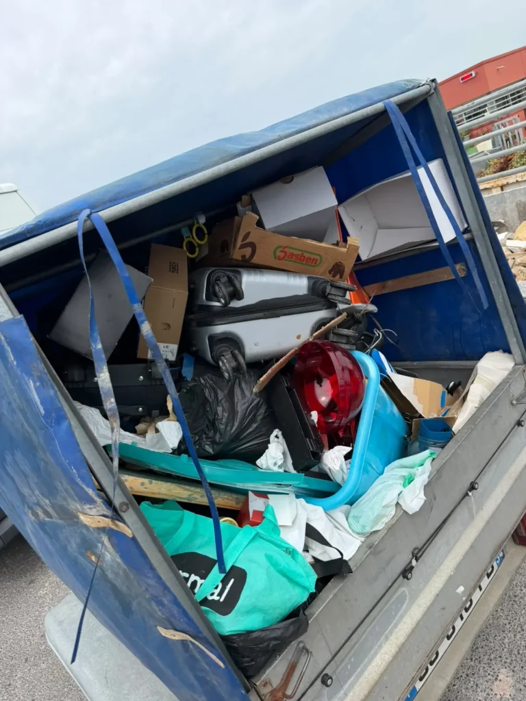 Remorque chargée d'objets à évacuer lors d'un débarras à Marseillan