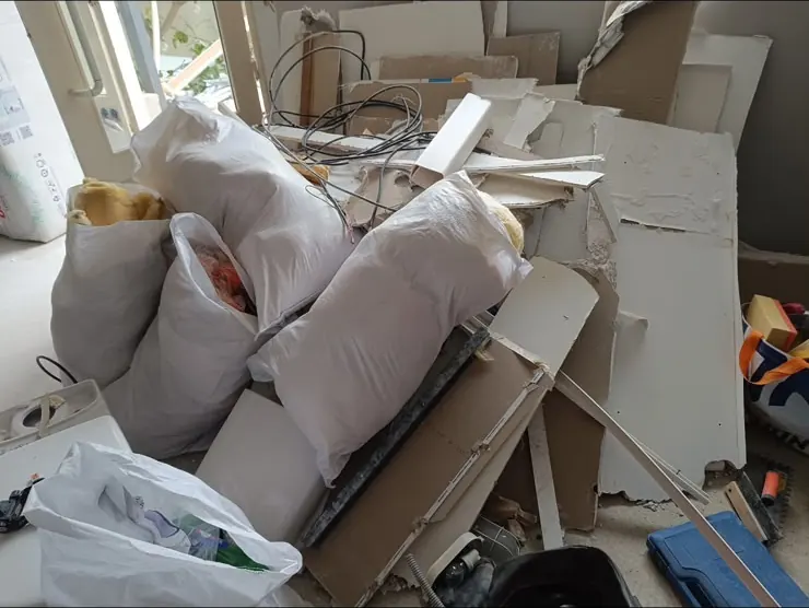 Sacs de gravats et déchets de plâtre à évacuer en fin de chantier, à Sète