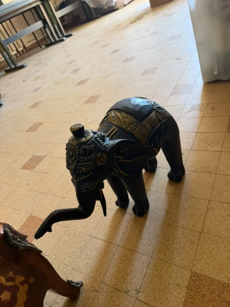 Sculpture d'éléphant récupérée lors d'un débarras, en attente de revente