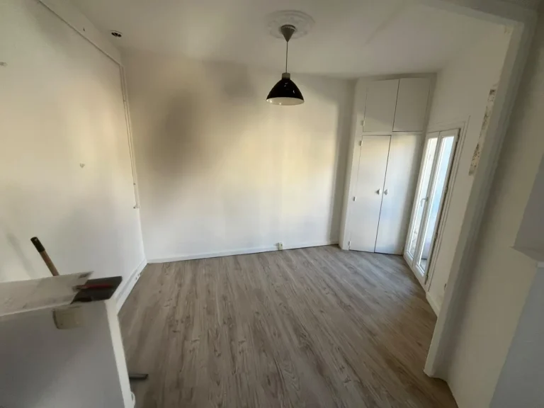 Séjour vidé après le débarras d'un appartement du centre-ville de Montpellier
