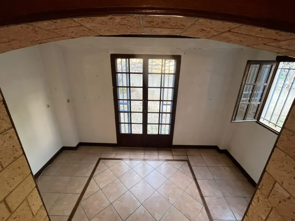 Séjour vidé et nettoyé après le débarras d'une maison aux Hauts de Massane, à Montpellier