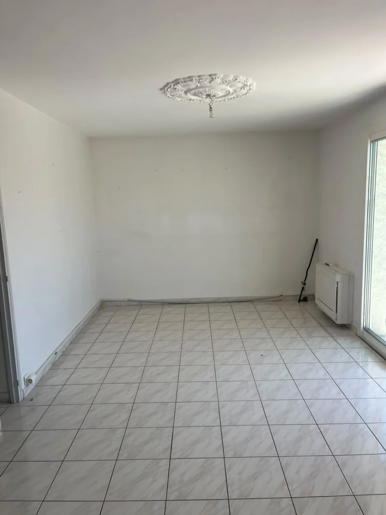 Séjour vidé après le débarras d'une maison à Lattes