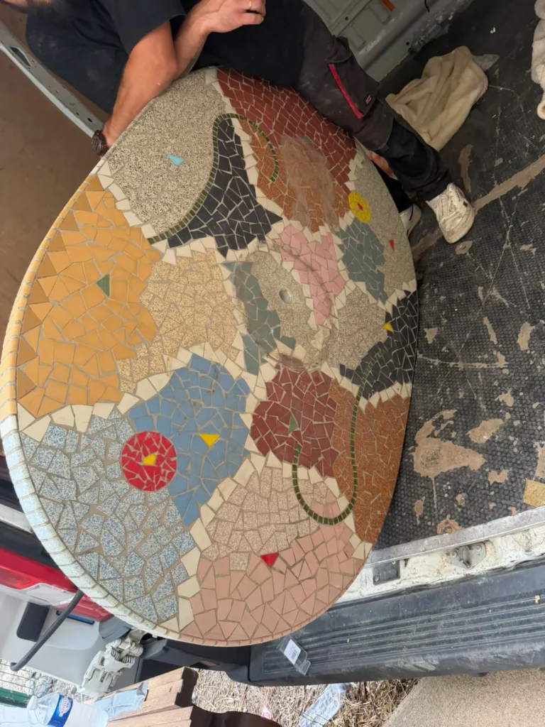 Plateau de table en mosaïque récupéré lors d'un débarras, avant sa remise en vente