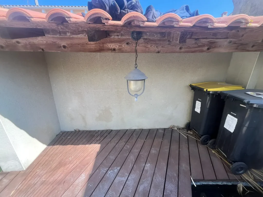 Terrasse couverte débarrassée des gravats et des chutes en fin de chantier, à Sète