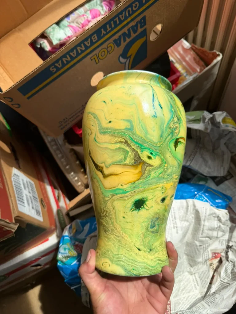 Vase en céramique récupéré lors d'un débarras, avant sa remise en vente